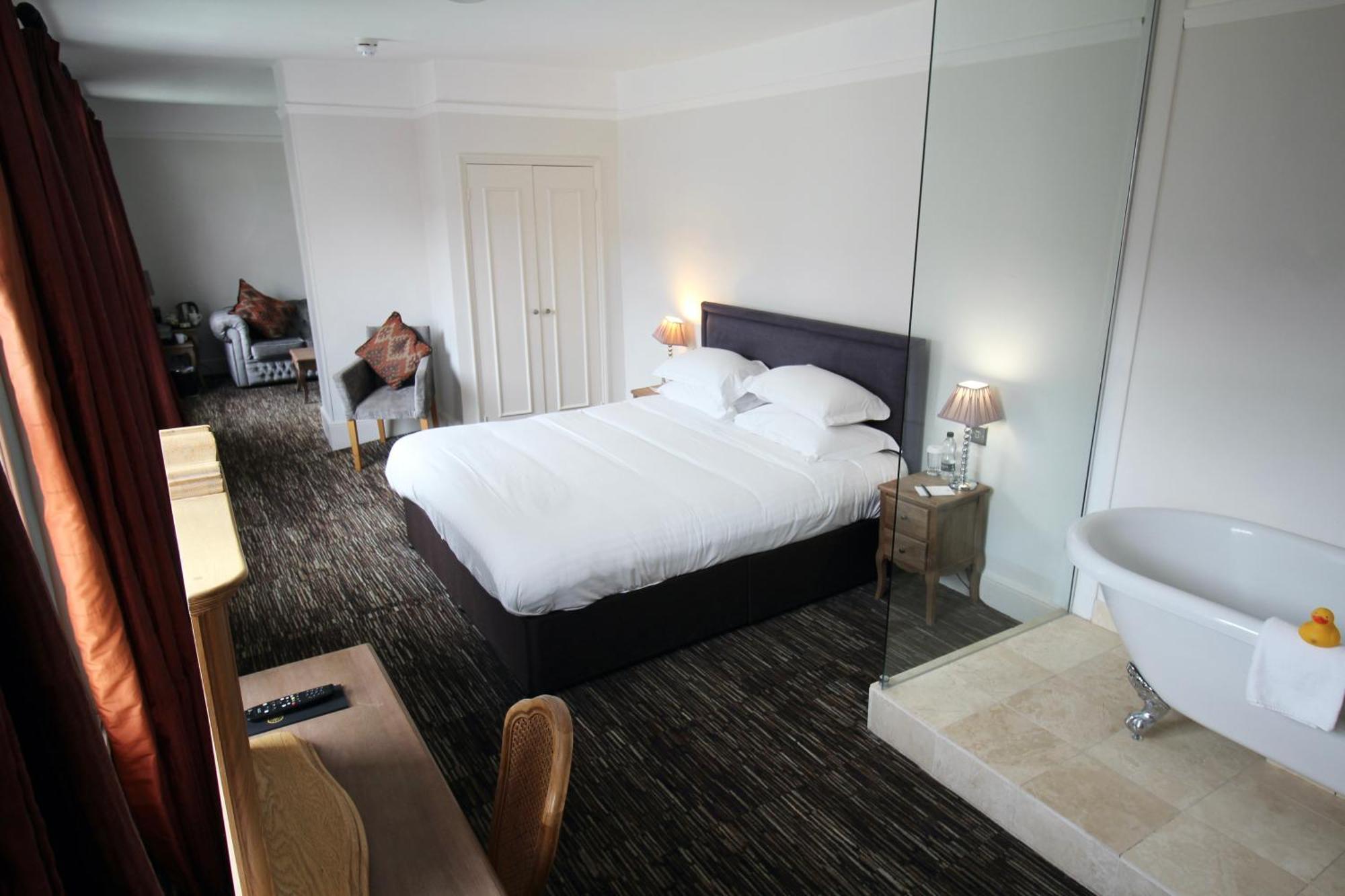 גרייט דנמאו The Saracens Head Hotel מראה חיצוני תמונה