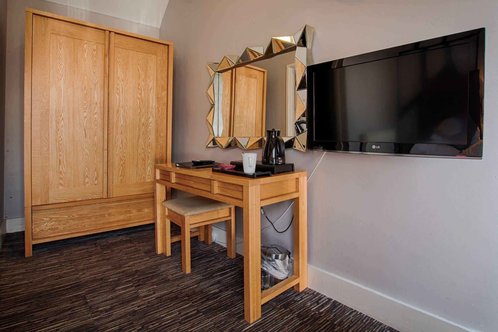 גרייט דנמאו The Saracens Head Hotel מראה חיצוני תמונה