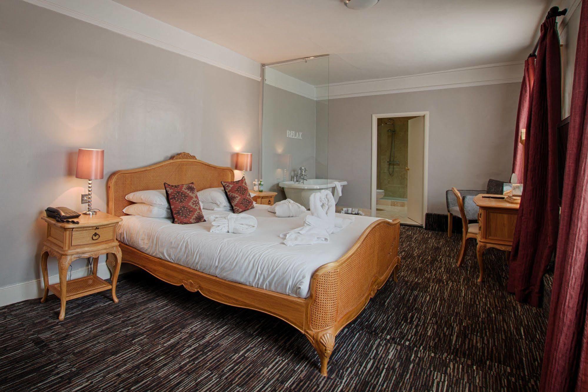 גרייט דנמאו The Saracens Head Hotel מראה חיצוני תמונה